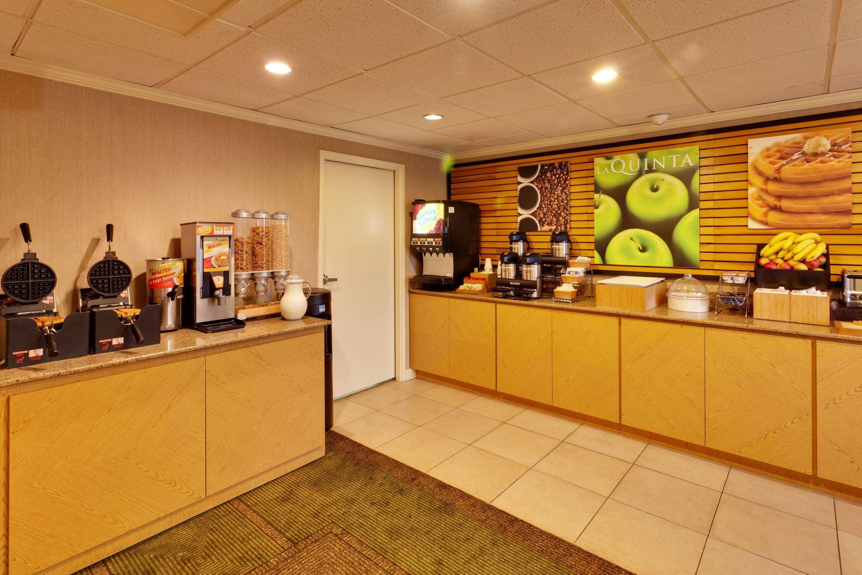 Hotel La Quinta By Wyndham Plattsburgh Exterior foto